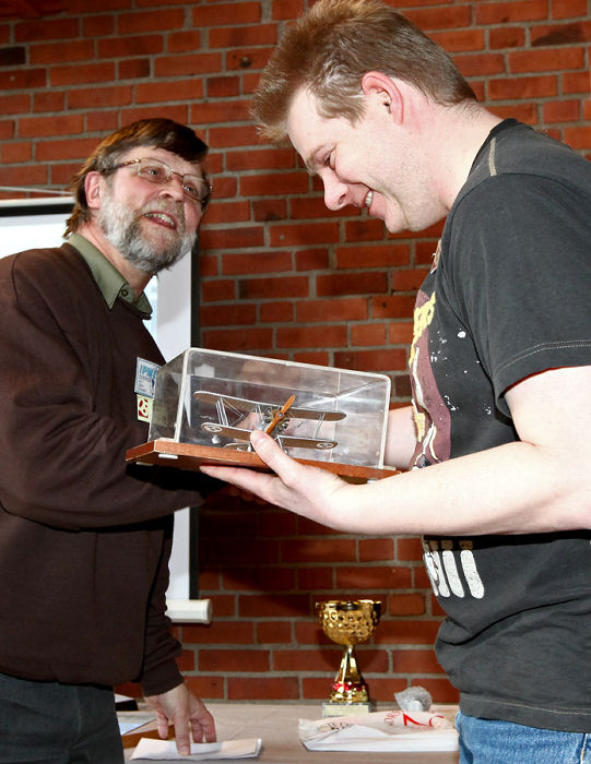 Rickard Andersson tar emot Chefen för Flygvapnets hederspris. Foto: Gunnar Åkerberg