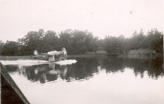 S 17BS  taxar ut på Lindviken vid havsfjärden Tvären under beredskapsåren. Foto via  Inga Bergströms fotoalbum.