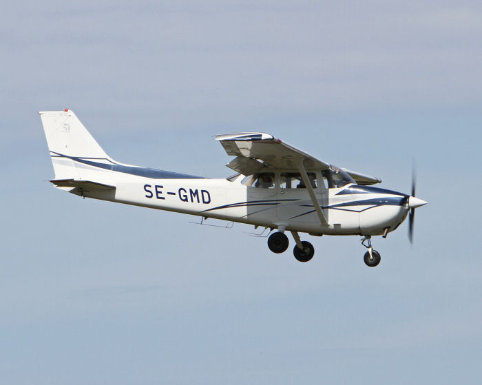 En Cessna C 172 tillhörande Stockholms Flygklubb på kort final till Bromma. Foto: Gunnar Åkerberg.