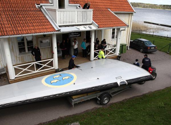 Höger vinge transporterades till bryggan med hjälp av en fyrhjuling och släpvagn. Foto: Gunnar Åkerberg.