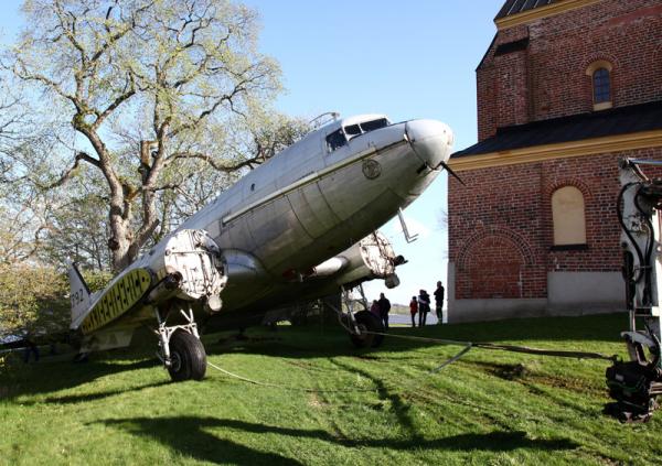 Himlen kan vänta...79002 passerar kyrkan i Skokloster med några meter tillgodo. Foto: Gunnar Åkerberg.