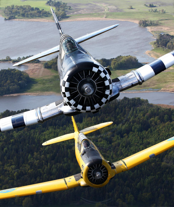 En rote med Nordic Warbirds Sk 16 Harvard ”Mean Mahine”och Sk 16 Texan ”Snoopy”. Foto: Gunnar Åkerberg.