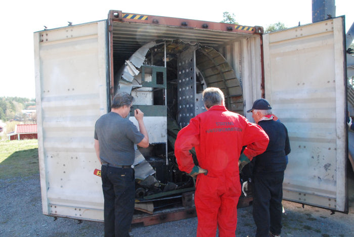 Containern från med cirka 15 ton museiskrot öppnas vid ankomsten till Vallentuna. Foto: Bengt Simson.