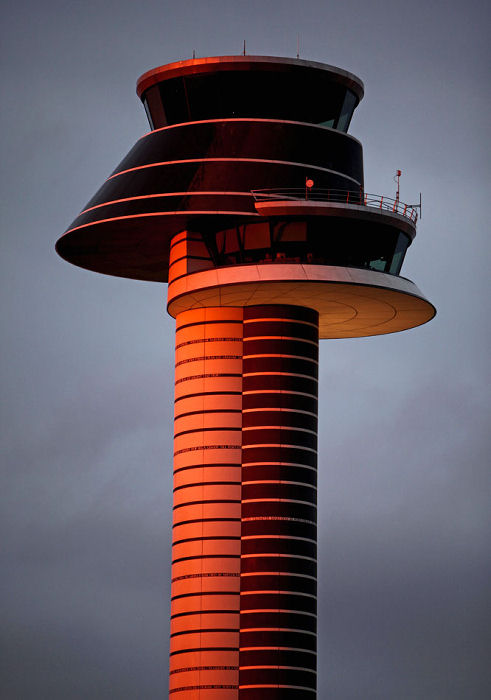 Trafikledartornet på Arlanda i gryningsljus. Foto: Gunnar Åkerberg