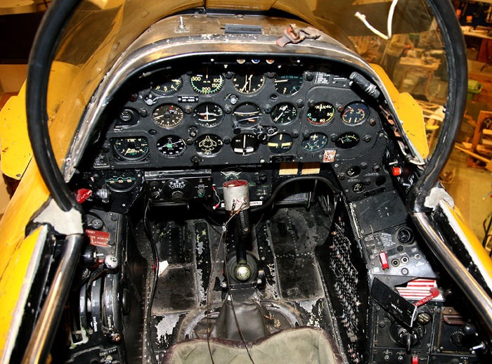 Cockpit på SE-EBB på Arlanda Flygsamlingar. Foto: Gunnar Åkerberg.