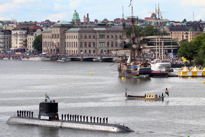 Kungaslupen Vasaordern med brudparet Kronprinsessan Victoria och Hans Kungliga Höghet prins Daniel i aktern. I förgrunden syns u-båten Södermanland. Foto: Roger Andreasson.