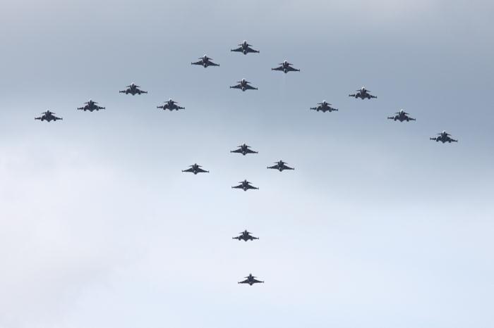 Arton Gripenflygplan flög i vacker formation över Stockholm i samband med brudparets kortege genom Stockholm. Foto: Roger Andreasson.