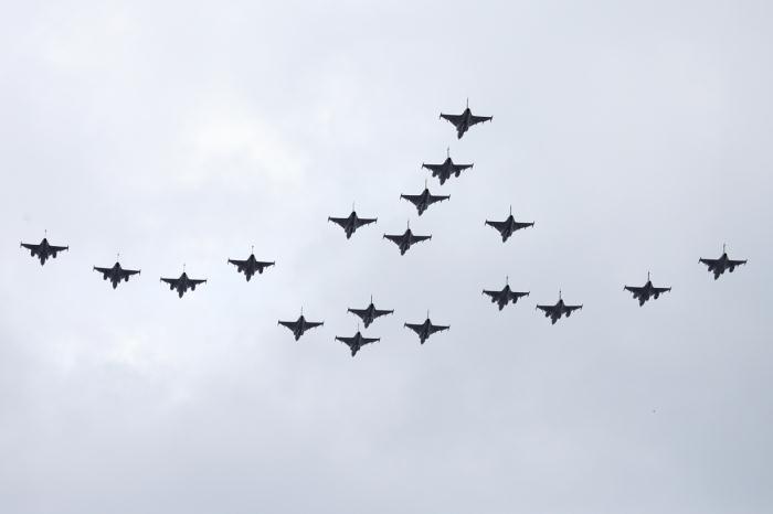 Arton Gripenflygplan flög i vacker formation över Stockholm i samband med brudparets kortege genom Stockholm. Foto: Roger Andreasson.