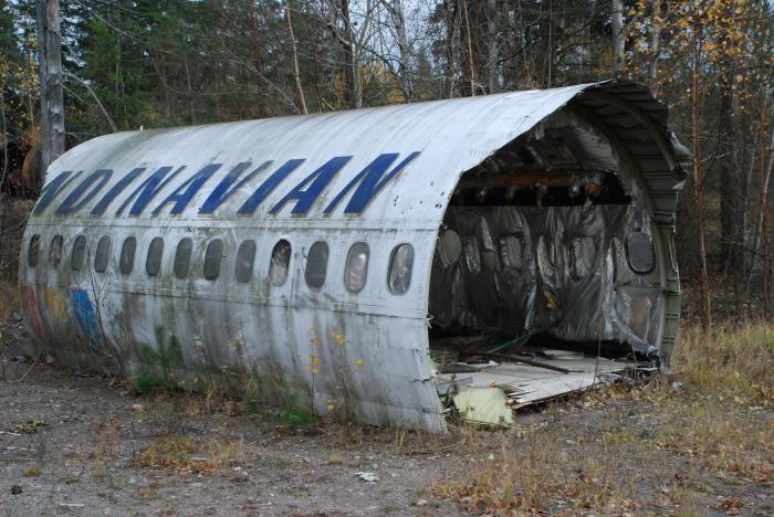 Mittsektion av DC-9 (eventuellt ej DANA VIKING) på Stockholm Arlanda Flygplats. Foto: Bengt Simson.