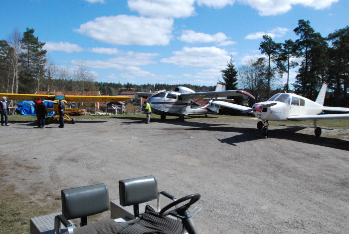 En Piper PA-18 Super Cub, en Republic RC-3 Sea Bee och en Piper PA-28 vid flygfältet i Vallentuna. Foto: Bengt Simson.