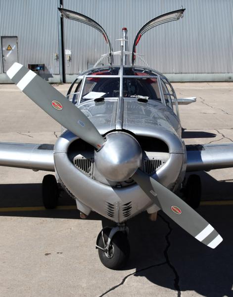 Det var även en Saab Safirträff i Västerås under helgen som lockade ett knappt dussintal flygplansindivider, bland annat denna silverglänsande Safir från Norge. Foto: Gunnar Åkerberg 