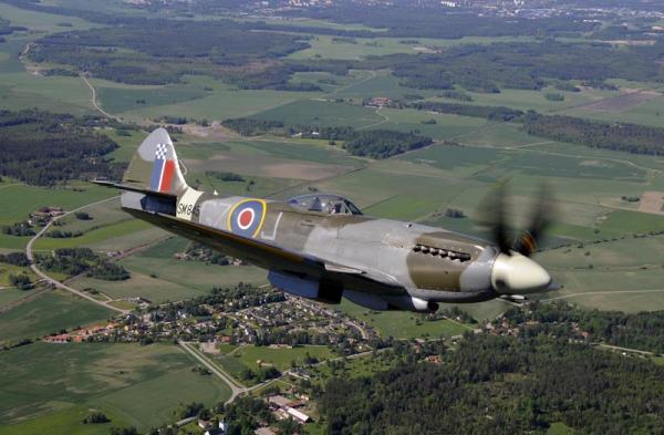 Den välkände flygfotografen Peter Liander fick på söndagsförmiddagen ett unikt tillfälle att fotografera Biltemas Spitfire och Mustang i luften. Jan Andersson flög Peter Liander i fotokärran som för dagen var en Harvard. Njut av de läckra bilderna som är tagna av ett riktigt proffs! Foto: Peter Liander