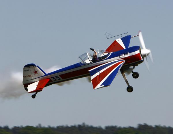 Daniel Ryfa hälsar på publiken efter en fin uppvisning i sin Yak 55M. Foto: Gunnar Åkerberg