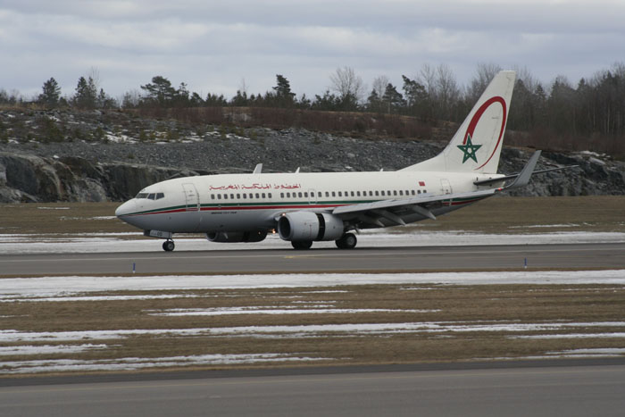 Royal Air Maroc Boeing B737-700 CN-ROD, Landning bana 01R. Flygbolagstitlar på arabiska på vänstra sidan av planet. Foto: Hans Groby