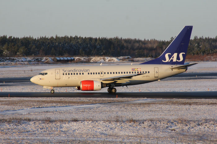SAS B737-600, LN-RPG taxar ut till bana 01L på Arlanda för den sista officiella flygningen. Foto: Hans Groby.