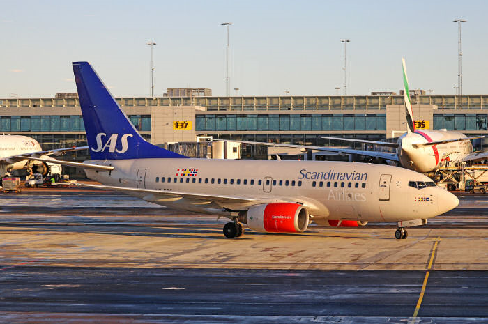 LN-RPG taxar in till gate 6A på Arlanda, inför sin sista flygning med passagerare. Foto: Viktor Gadestedt.