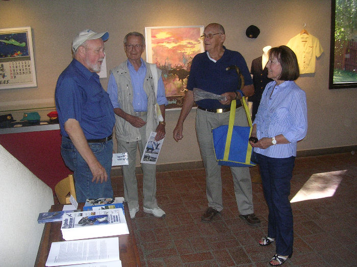 Från vänster Steve Jernströmer, Hans Boëthius, känd SAS-veteran, en museibesökare samt Reidun Boëthius, sakkunnig initiavtagare till denna förträffliga utställning.