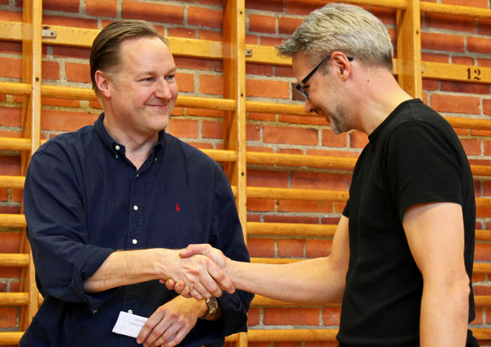 Mats Johansson delade ut Svensk Flyghistorisk Förening vandringspris för en modell med svensk militär eller historisk förebild till Björn Fransson för hans modell av A 32A Lansen i skala 1:48. Foto: Gunnar Åkerberg