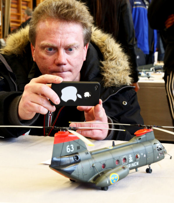 En besökare fotograferar en Boeing Vertol HKP 4B byggd av Björn Fransson. Foto: Gunnar Åkerberg