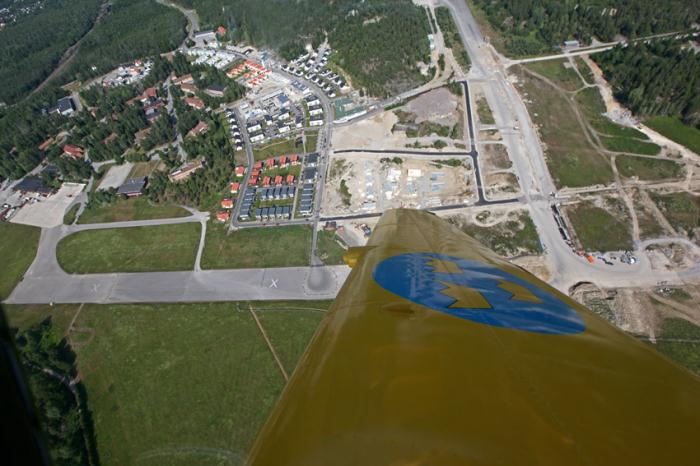 Förhoppningsvis kommer en J 35 Draken placeras på en pelare på det gamla flottiljområdet som ett minne över flygverksamheten på flygfältet. Foto: Gunnar Åkerberg. 