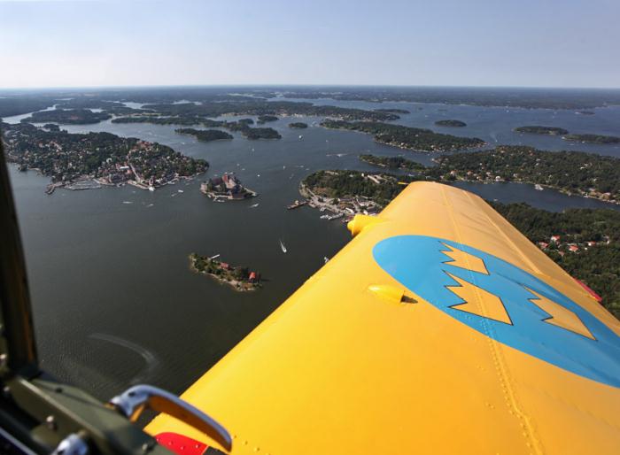 Stockholms skärgård med Vaxholm framför höger vinge. Foto: Gunnar Åkerberg.