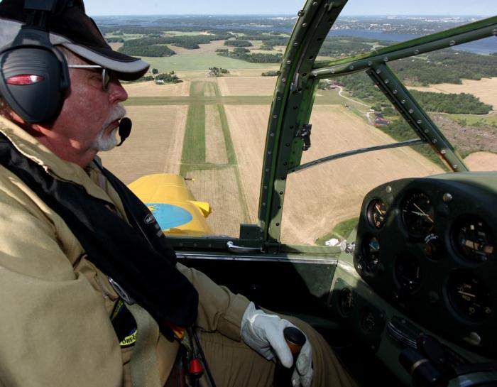 Sture Friedner spakar sin fina Saab Safir över Skå-Edeby flygfält som syns i bakgrunden. Foto: Gunnar Åkerberg.