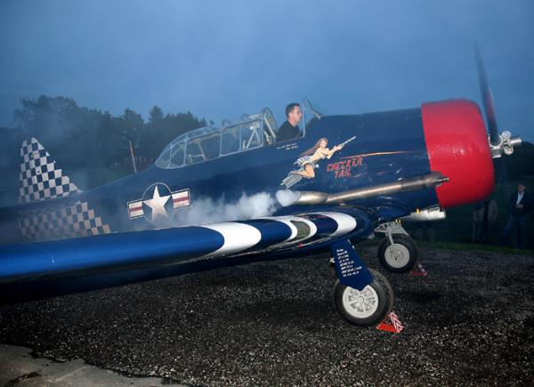 Niclas Amrén vid Roll Outen av Harvard IIb SE-BII "Check'Er Tail" i september 2008. Foto: Gunnar Åkerberg.