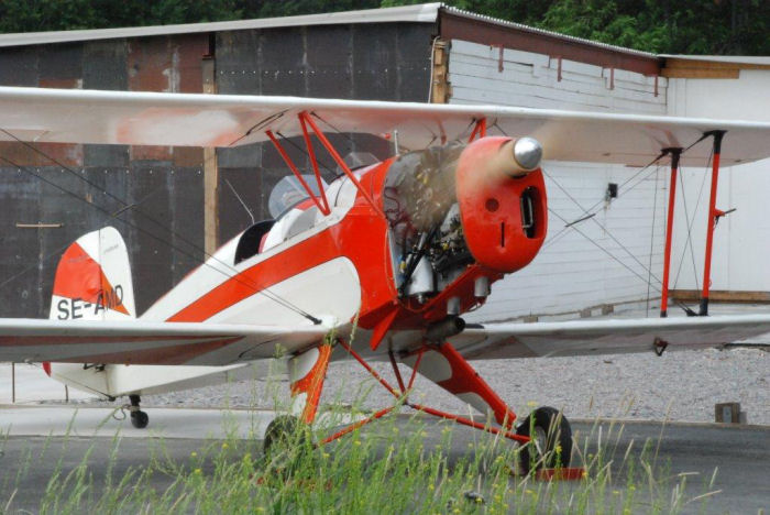 Motorkörning av en Bücker Jungmann, SE-AMD, på Barkarby 2013-06-28. Foto: Bengt Simson.