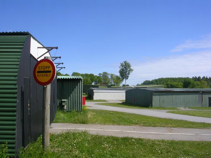 Tomma hangarer och ödsligt övergivet flygfält. Foto: Bernt Olsson.