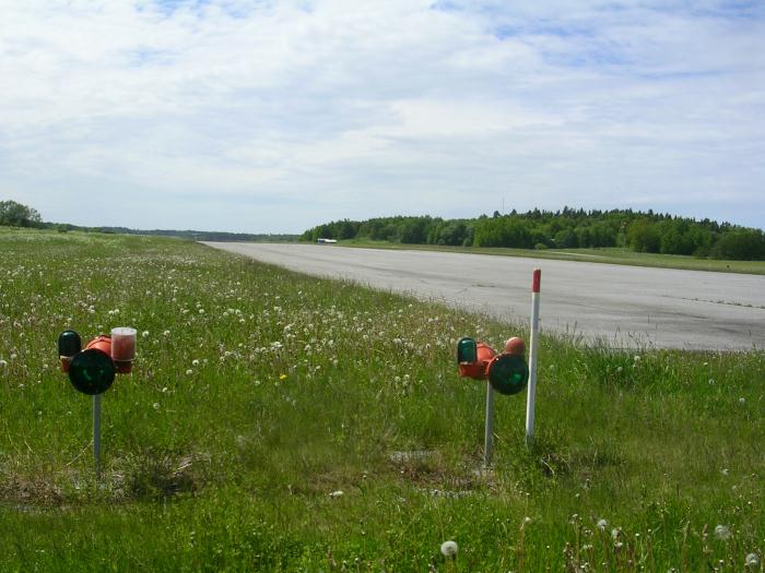 Ödsligt övergivet flygfält. Foto: Bernt Olsson.