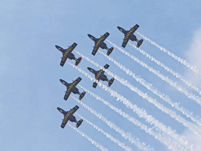 Flygvapnets uppvisningsgrupp Team 60 har varit en publikfavorit på svenska och utländska flygdagar under många decennier. Foto: Gunnar Åkerberg    