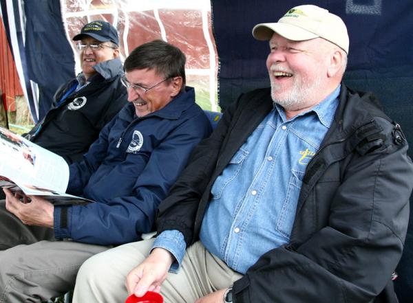 Nöjda besökare - Bernt Olsson, Rolf Nylund och Steve Jernströmer efter en regning dag på Skå-Edeby! Foto: Gunnar Åkerberg.