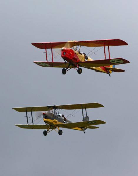 Niclas Bååth (överst) och Henrik Lundh bjöd på ögon-och örongodis i sina Tiger Moth. Foto: Gunnar Åkerberg.