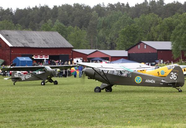 Två Super Cub gör sig klara för start. Foto: Gunnar Åkerberg.