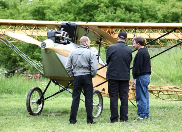 Per Widing visar några besökare sitt fantastiska byggprojekt av en Pietenpol Air Camper. Foto: Gunnar Åkerberg.