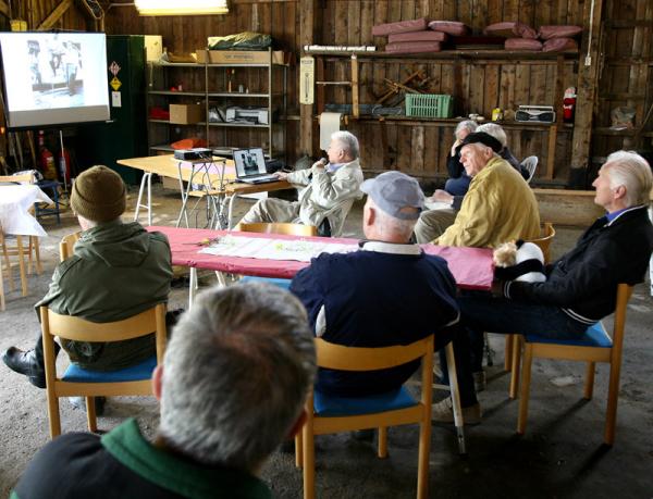 I en av hangarerna höll Thor J Hafstad ett intressant flyghistoriskt föredrag med bilder. Foto: Gunnar Åkerberg.