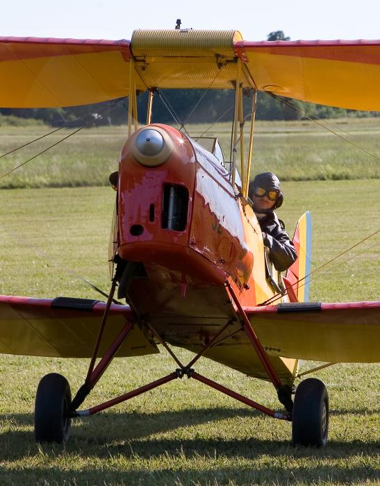 Niclas Bååth vid spakarna på en Tiger Moth vid Skå Veterandag 2007. Foto: Gunnar Åkerberg.