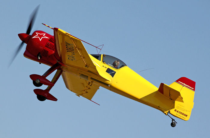 Europamästaren i Aerobatic 2009, Daniel Ryfa bjöd på en imponerande uppvisning i sitt nya kraftpaket, en ettrig Sukhoi Su 26! Foto: Gunnar Åkerberg