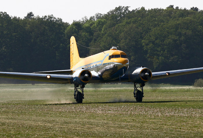 Efter en mäktig passage tillsammans med Harvard & Spitfire landar Åke Jansson sin ”Congo Queen” på Skå-Edeby. Foto: Gunnar Åkerberg