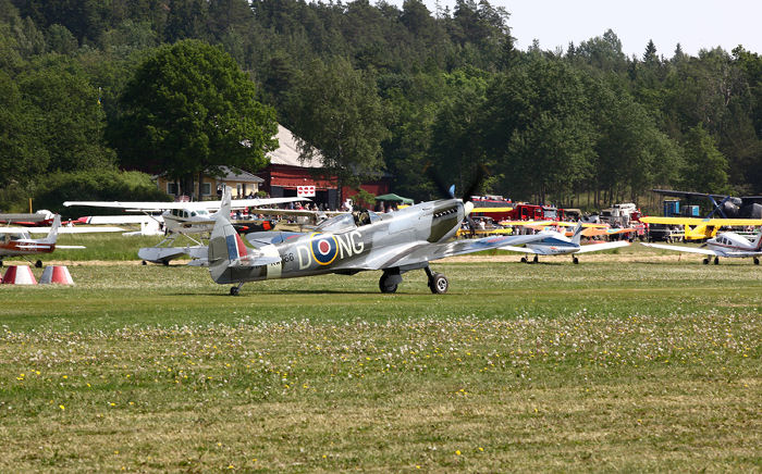 En härlig och ovanlig syn, Biltemas Spitfire taxar efter landning på Skå. När sågs en Spitfire senast här - har det någonsin tidigare landat en Spitfire på Skå-Edeby flygfält?  Foto: Gunnar Åkerberg 