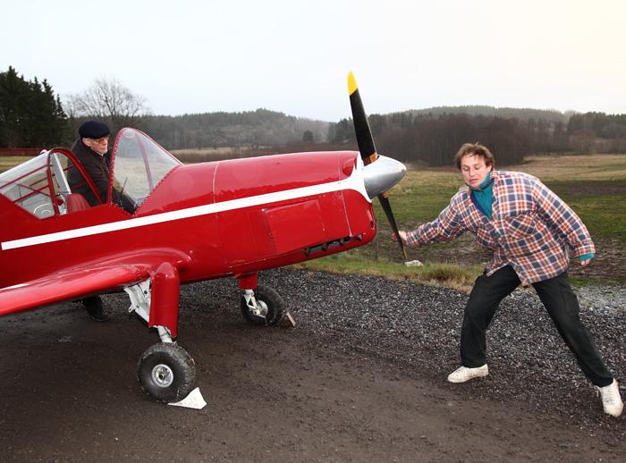 Kontakt! Stefan Sandberg och Ingemar Ehrenström väcker den tjeckiskbyggda Walter Mikron II motorn i nosen på SE-ANX. Foto: Gunnar Åkerberg.