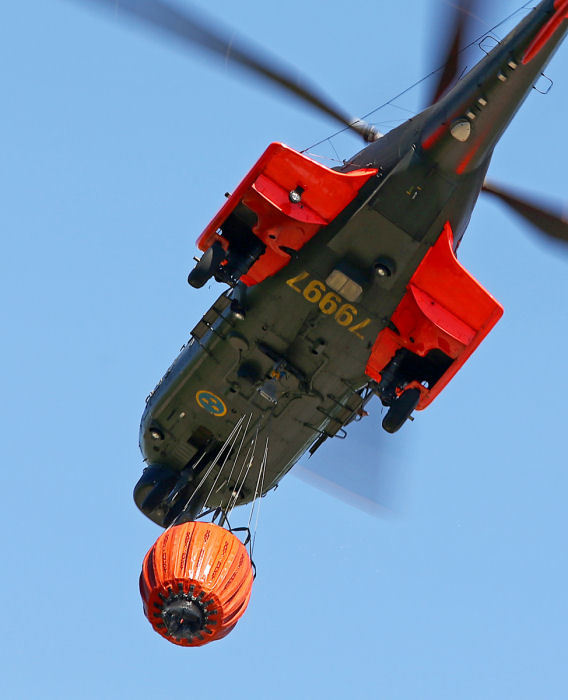 Vattenbehållaren Bambi Bucket kommer från den kanadensiska tillverkaren SEI Industries Ltd. och har en kapacitet på 1 800 liter vatten.  Foto: Gunnar Åkerberg. 