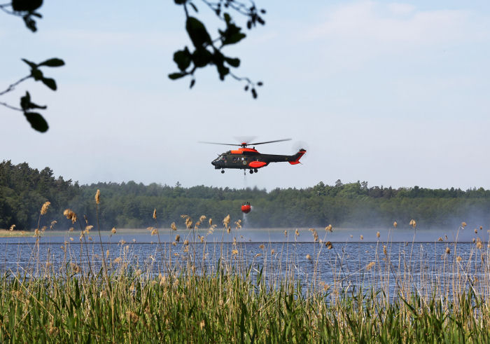 Vattenbombning - efterfrågad resurs och så in i vassen effektivt…! Foto: Gunnar Åkerberg.  