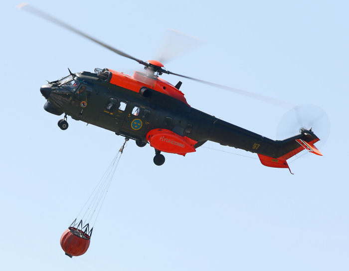 HKP 10 kan bära 3 ton i lastkroken under skrovet, bland annat går det att hänga en vattenbehållare av typen Bambi Bucket. Foto: Gunnar Åkerberg.  