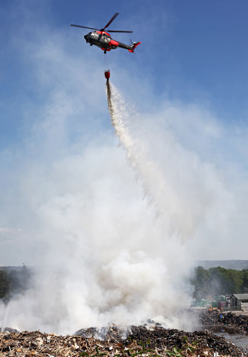 Vattenbombningarna genomfördes med stor precision. Foto: Gunnar Åkerberg