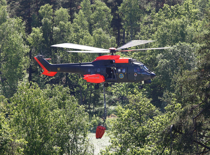 … Och hämtade upp personal från brandkåren. Foto: Gunnar Åkerberg.