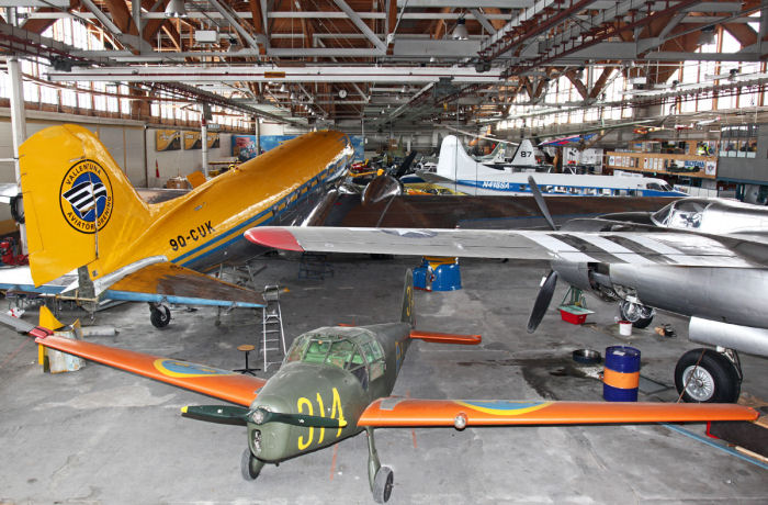 I Västerås pågår underhåll av A-26 Invader som bland annat har fått tillbaka sin ”Sugarland Express” noseart samt Vallentuna Aviatörförenings DC-3/C-47 ”Congo Queen”. Foto: Gunnar Åkerberg