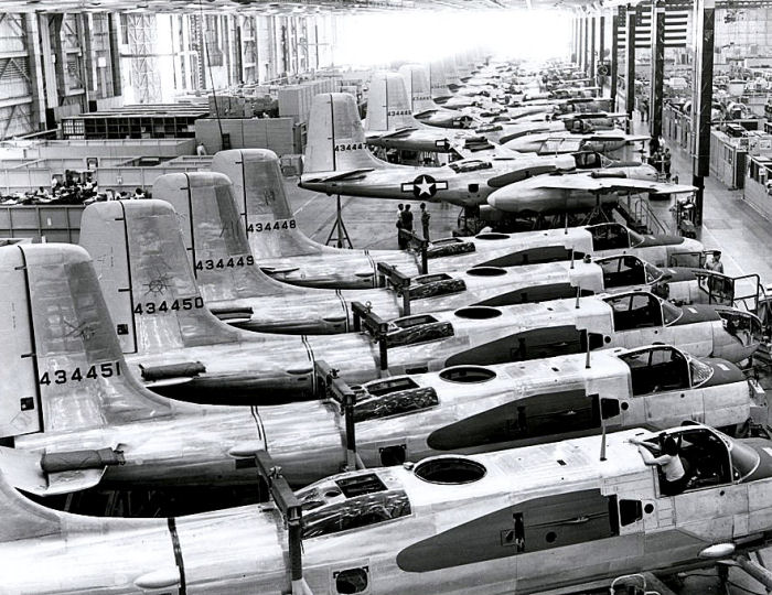 Produktionslinjen för A-26 Invader på Douglasfabriken. Foto: Douglas