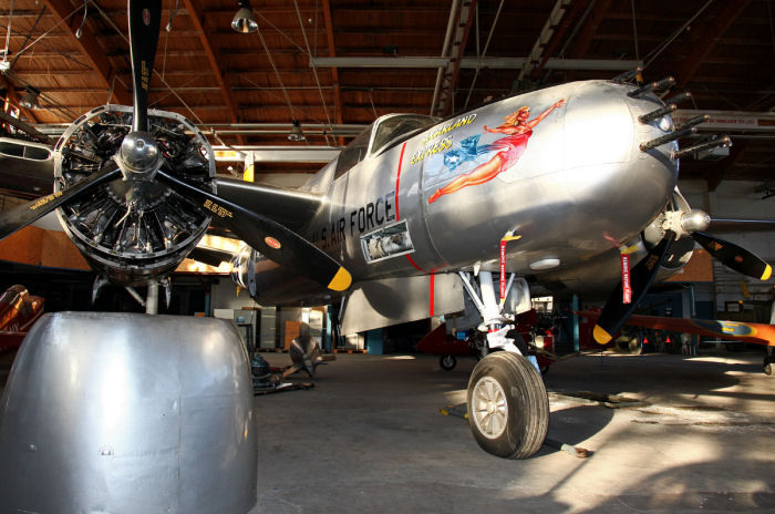 I Västerås pågår underhåll av A-26 Invader som bland annat har fått tillbaka sin ”Sugerland Express” noseart. Foto: Gunnar Åkerberg