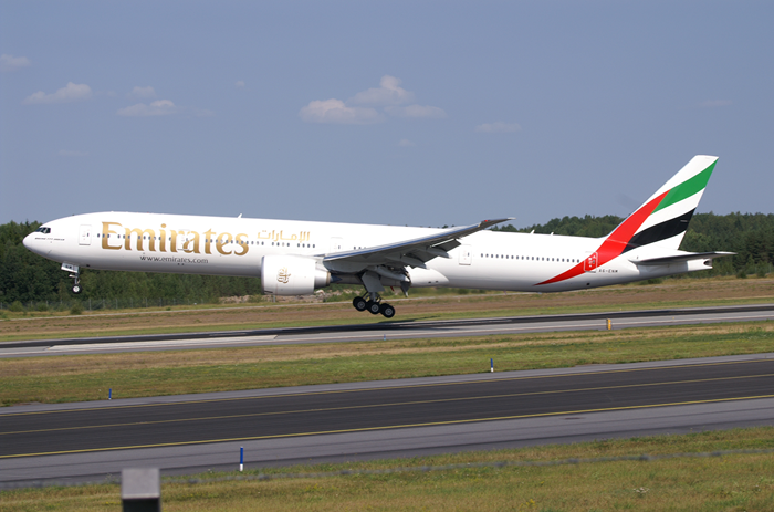Under kursen kommer vi nära flygplanen, som här en Boeing 777 från Emirates. Foto: Lennert Berns